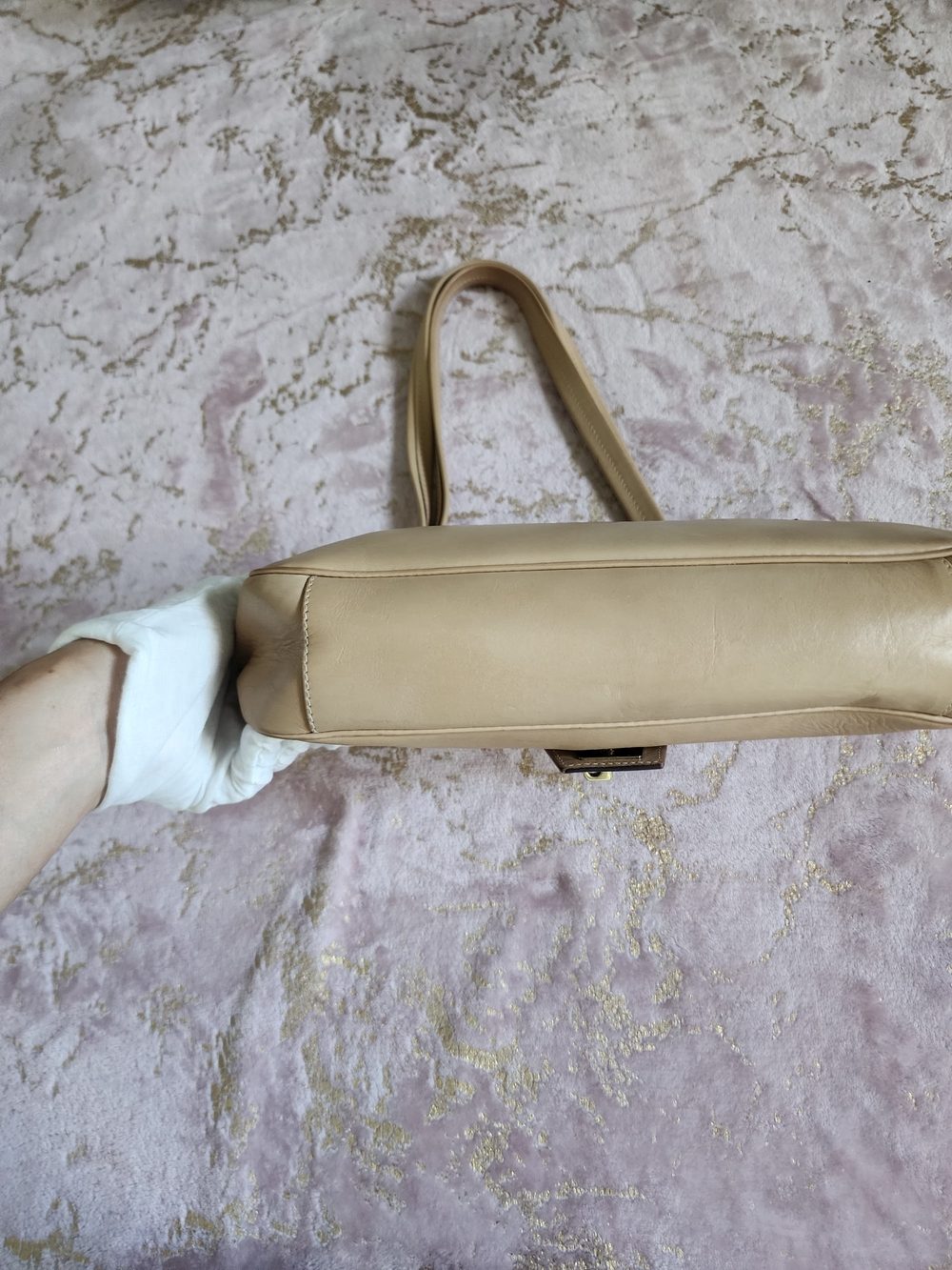 GUCCI | Vintage Beauty With Goldtone Hardware - Picture 6 of 16